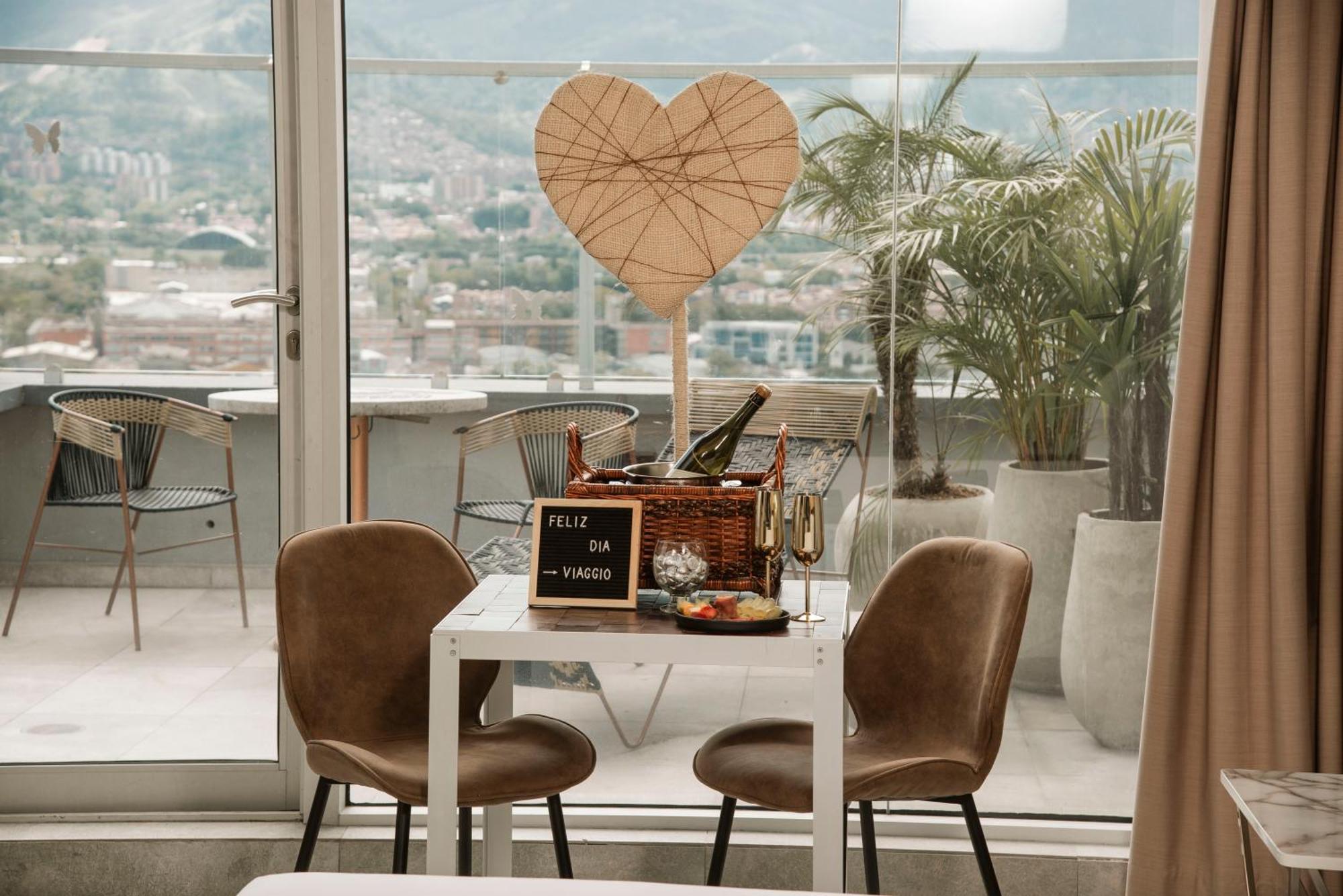 V Grand Hotel, A Member Of Radisson Individuals Medellín Eksteriør billede
